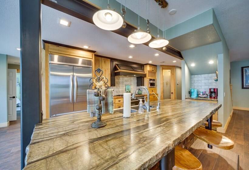 Lakefront Afton Home W/ Hot Tub & Shared Dock!