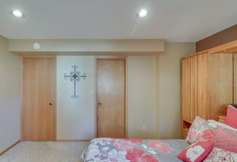 Bigfork Village Retreat   1 Mi To Flathead Lake!