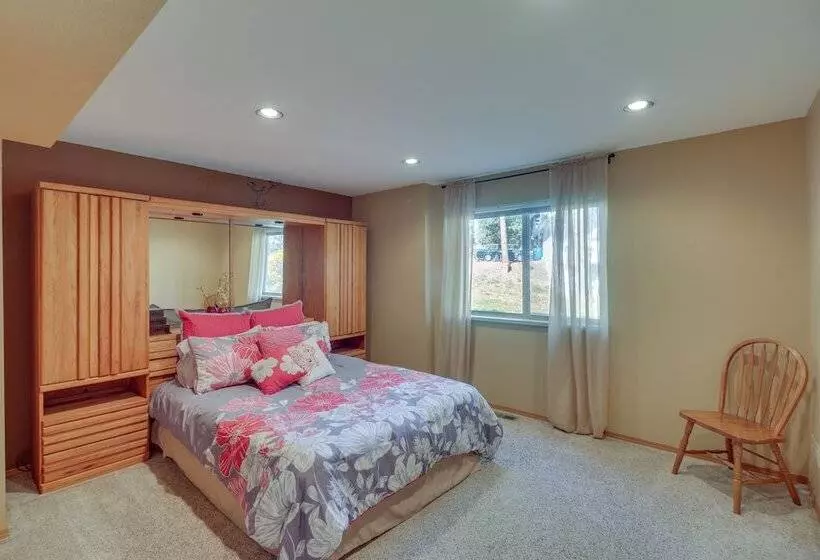 Bigfork Village Retreat   1 Mi To Flathead Lake!