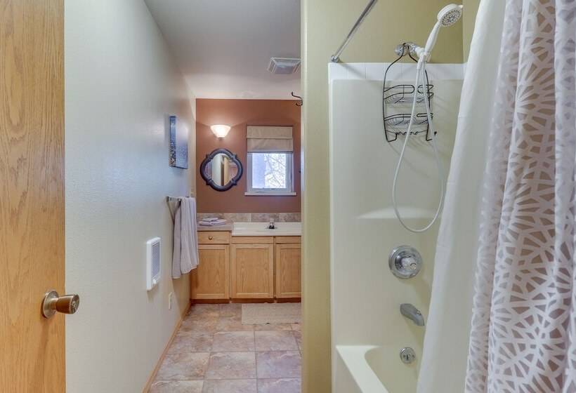 Bigfork Village Retreat 1 Mi To Flathead Lake!