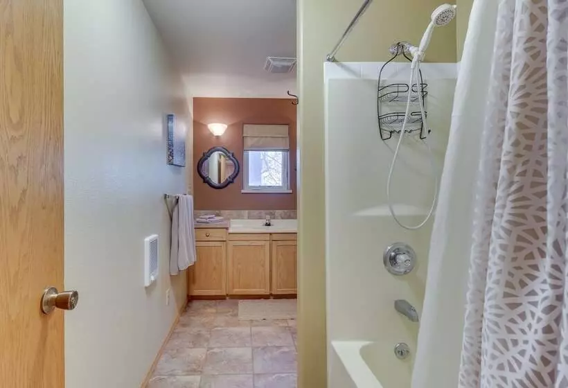 Bigfork Village Retreat   1 Mi To Flathead Lake!