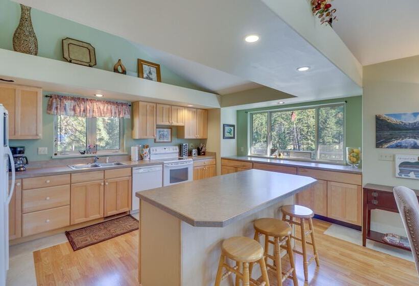 Bigfork Village Retreat 1 Mi To Flathead Lake!