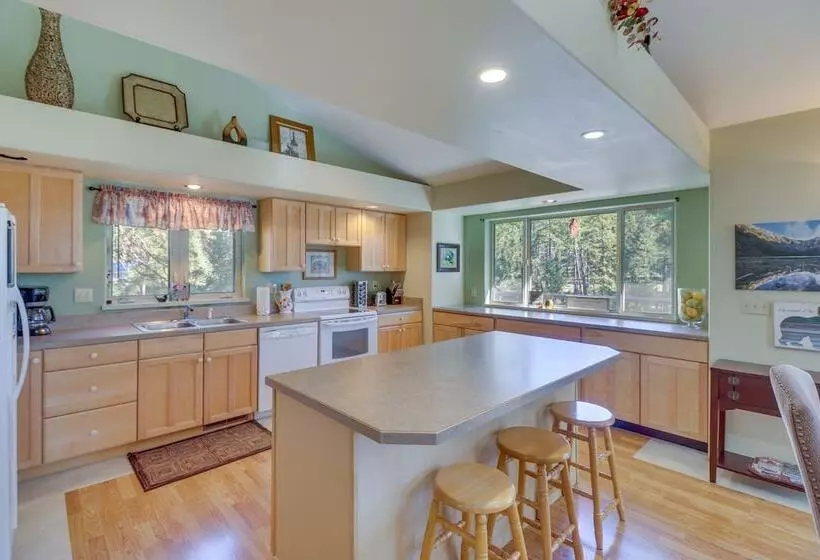 Bigfork Village Retreat   1 Mi To Flathead Lake!