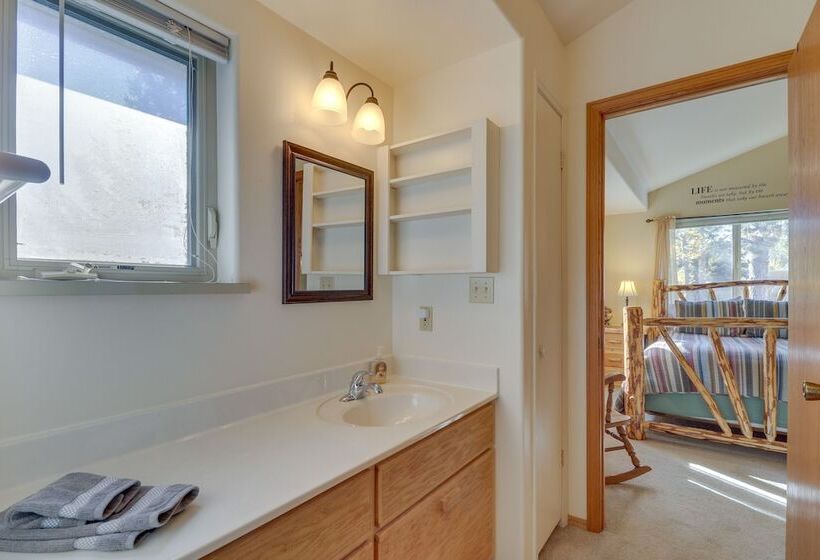 Bigfork Village Retreat 1 Mi To Flathead Lake!