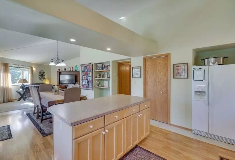 Bigfork Village Retreat   1 Mi To Flathead Lake!