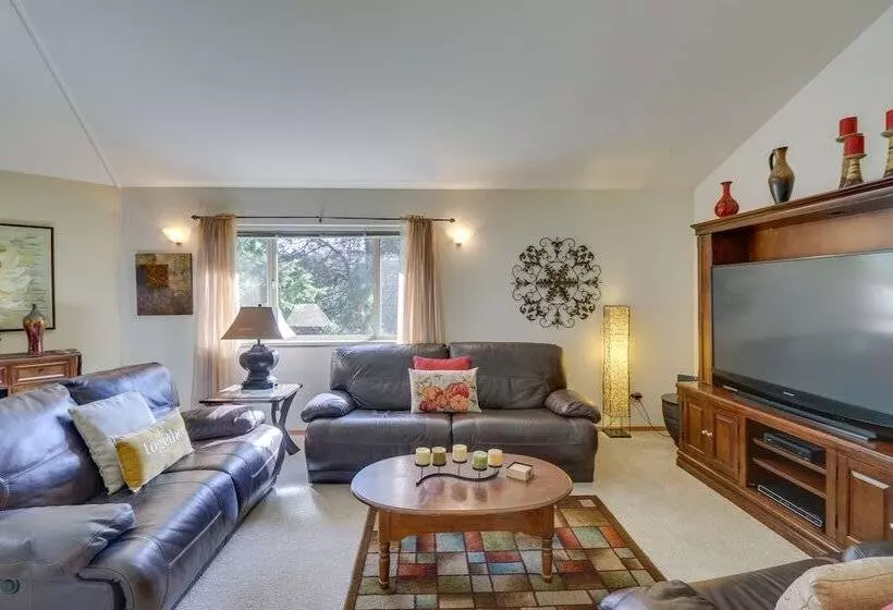 Bigfork Village Retreat   1 Mi To Flathead Lake!