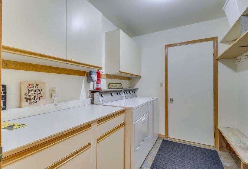 Bigfork Village Retreat 1 Mi To Flathead Lake!