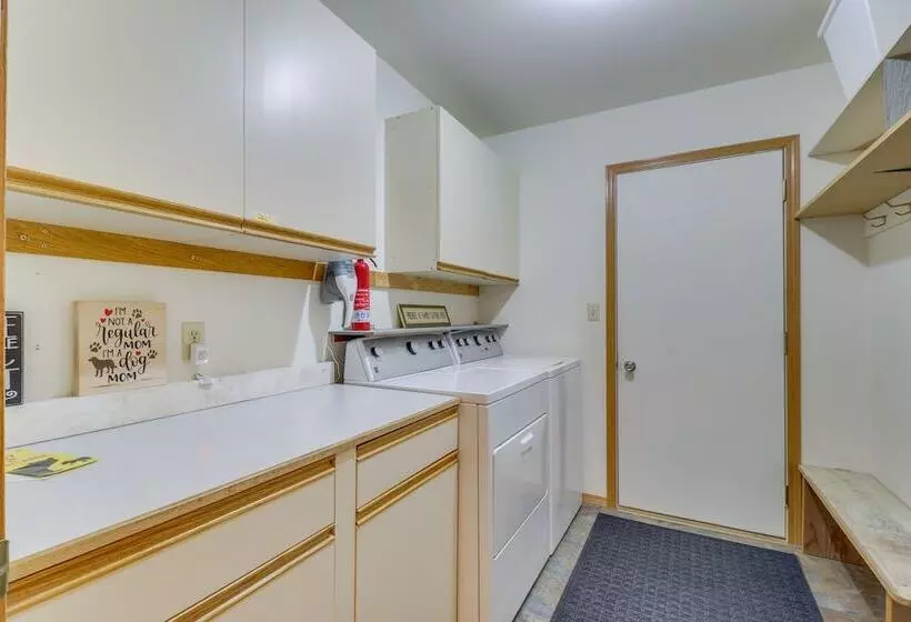 Bigfork Village Retreat   1 Mi To Flathead Lake!