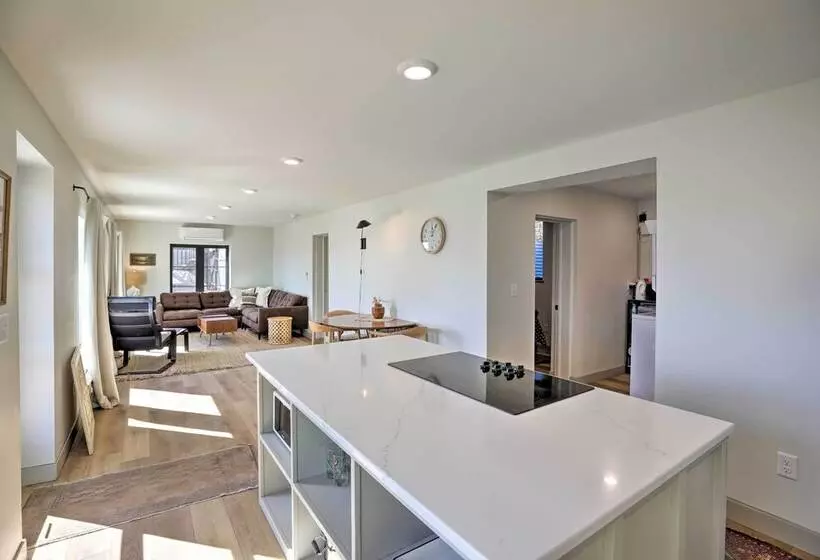 Chic & Cozy Cabin With Private Hot Tub & Beach!