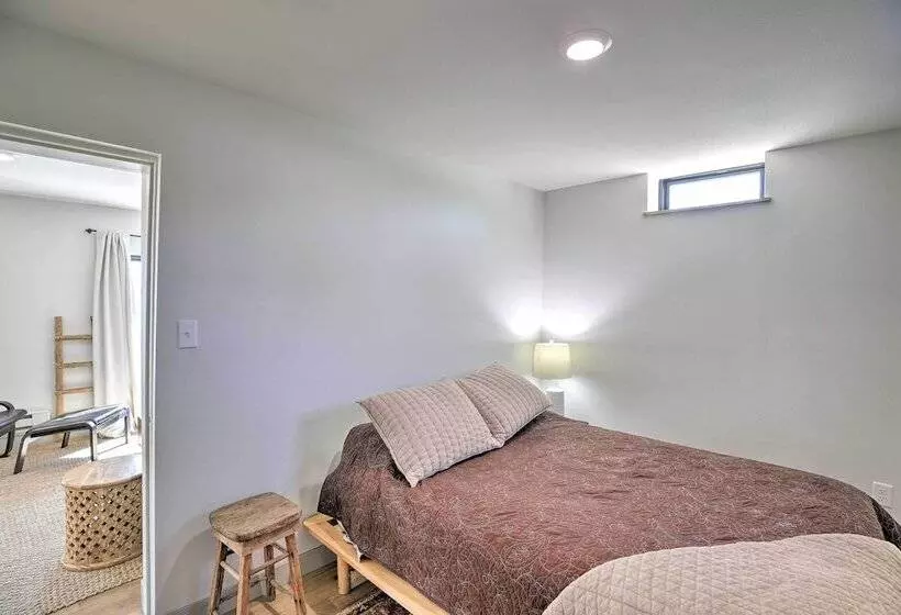 Chic & Cozy Cabin With Private Hot Tub & Beach!