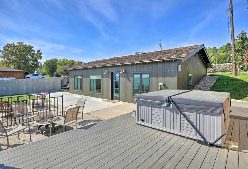 Chic & Cozy Cabin With Private Hot Tub & Beach!