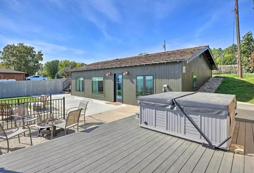 Chic & Cozy Cabin With Private Hot Tub & Beach!