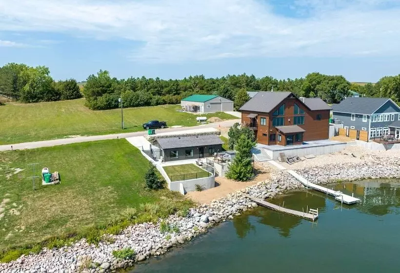 Chic & Cozy Cabin With Private Hot Tub & Beach!