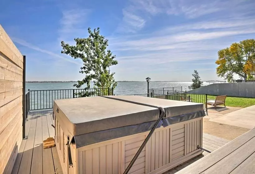 Chic & Cozy Cabin With Private Hot Tub & Beach!