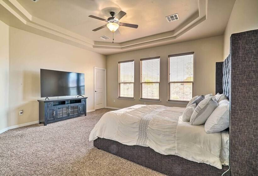 Family Retreat: 2 Blocks To Sonoma Golf Club!