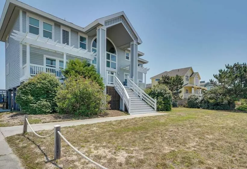 Grand Seaside Escape W/ Direct Beach Access!