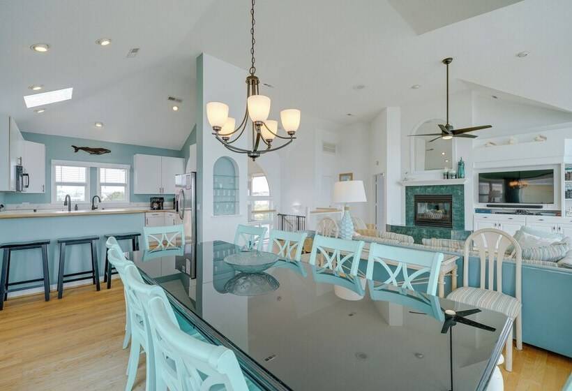 Grand Seaside Escape W/ Direct Beach Access!