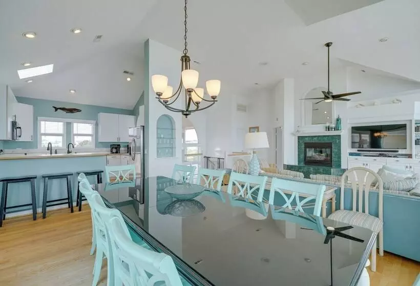 Grand Seaside Escape W/ Direct Beach Access!