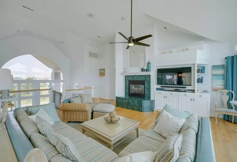 Grand Seaside Escape W/ Direct Beach Access!