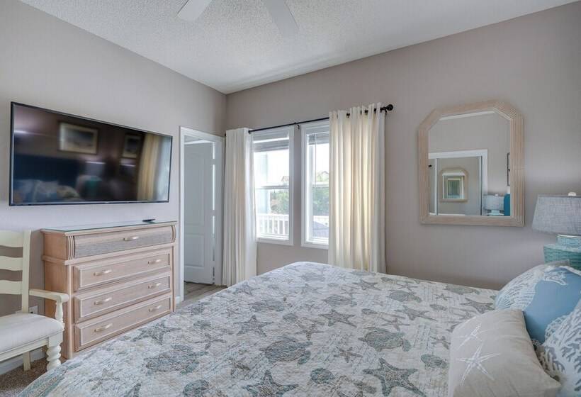 Grand Seaside Escape W/ Direct Beach Access!