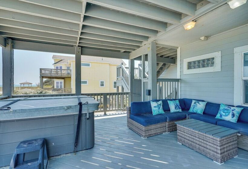 Grand Seaside Escape W/ Direct Beach Access!
