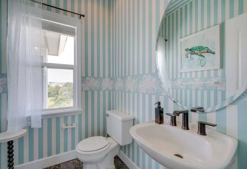 Grand Seaside Escape W/ Direct Beach Access!