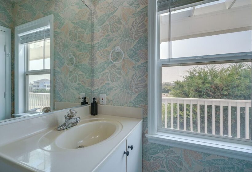 Grand Seaside Escape W/ Direct Beach Access!