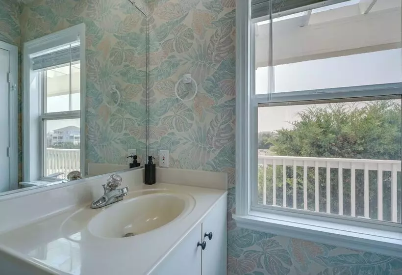 Grand Seaside Escape W/ Direct Beach Access!