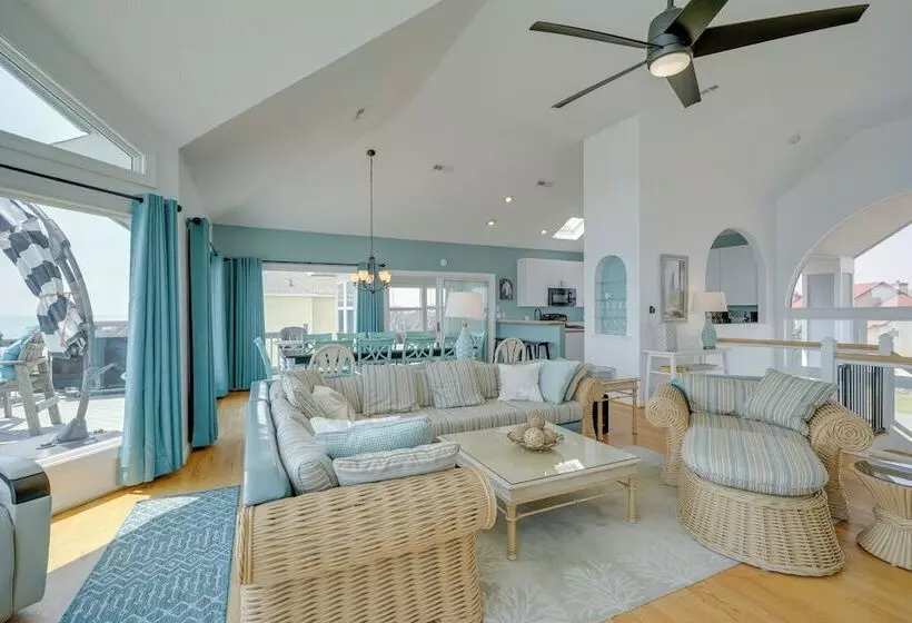 Grand Seaside Escape W/ Direct Beach Access!