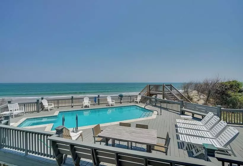 Grand Seaside Escape W/ Direct Beach Access!