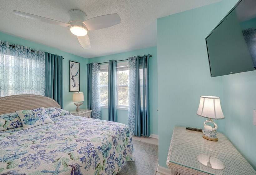 Grand Seaside Escape W/ Direct Beach Access!