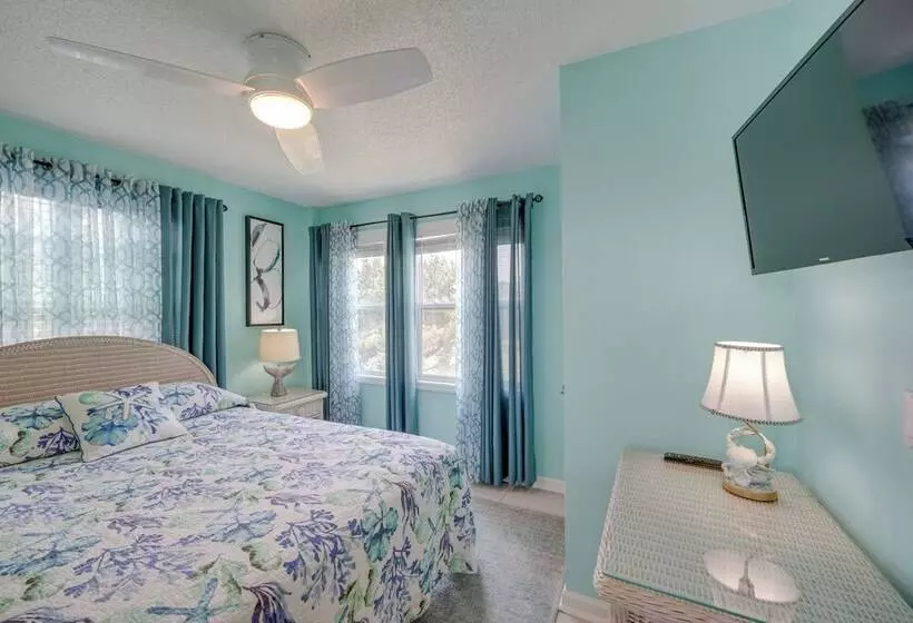 Grand Seaside Escape W/ Direct Beach Access!