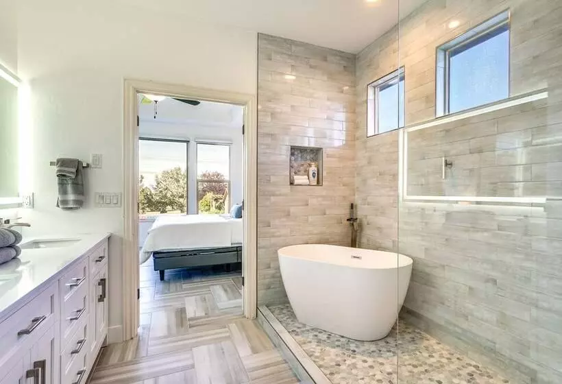 Great Salt Lake House: 5,000 Sq Ft, Mtn Views!