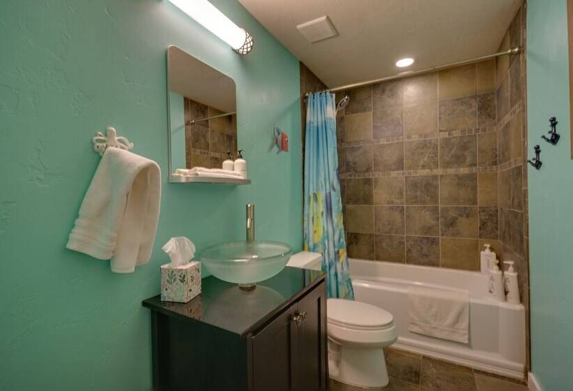 Great Salt Lake House: 5,000 Sq Ft, Mtn Views!