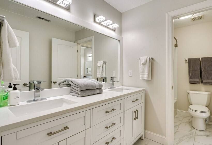 Great Salt Lake House: 5,000 Sq Ft, Mtn Views!