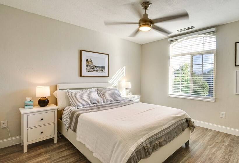 Great Salt Lake House: 5,000 Sq Ft, Mtn Views!