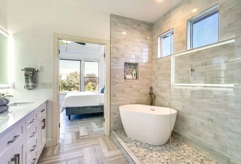 Great Salt Lake House: 5,000 Sq Ft, Mtn Views!