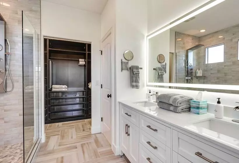 Great Salt Lake House: 5,000 Sq Ft, Mtn Views!