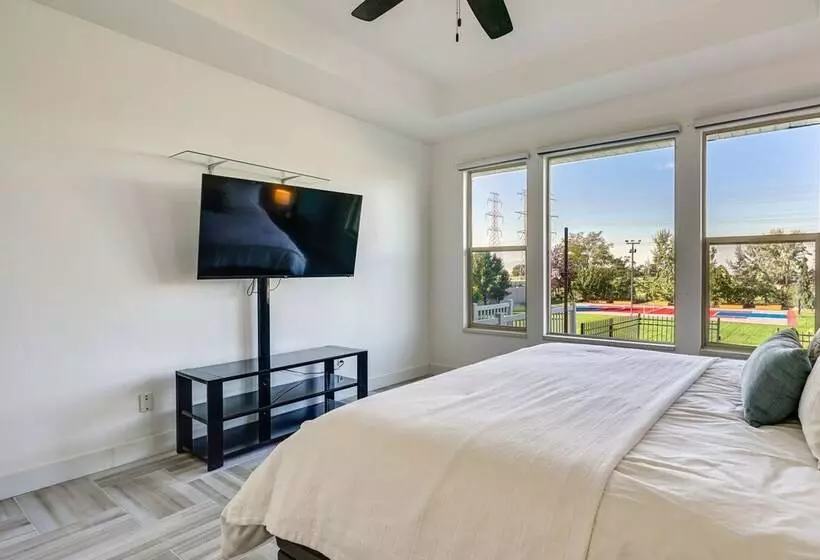 Great Salt Lake House: 5,000 Sq Ft, Mtn Views!