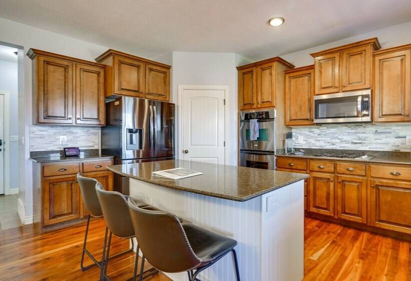 Great Salt Lake House: 5,000 Sq Ft, Mtn Views!