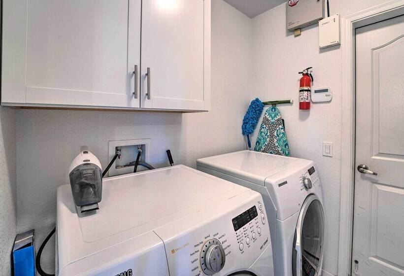 Central Lake Havasu City House: Grill & Ev Charger