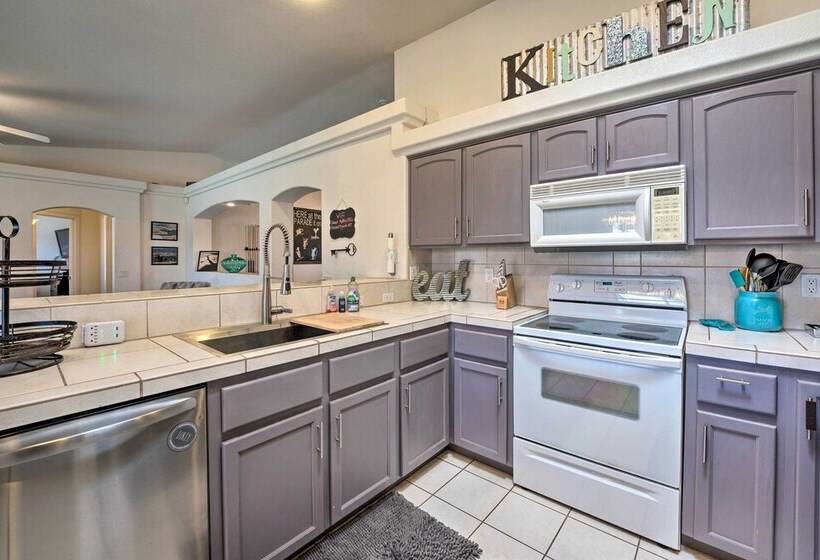 Central Lake Havasu City House: Grill & Ev Charger