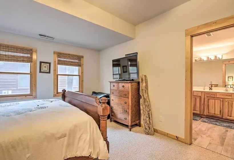 Private Dock: Waterfront Gem On Lake Of The Ozarks