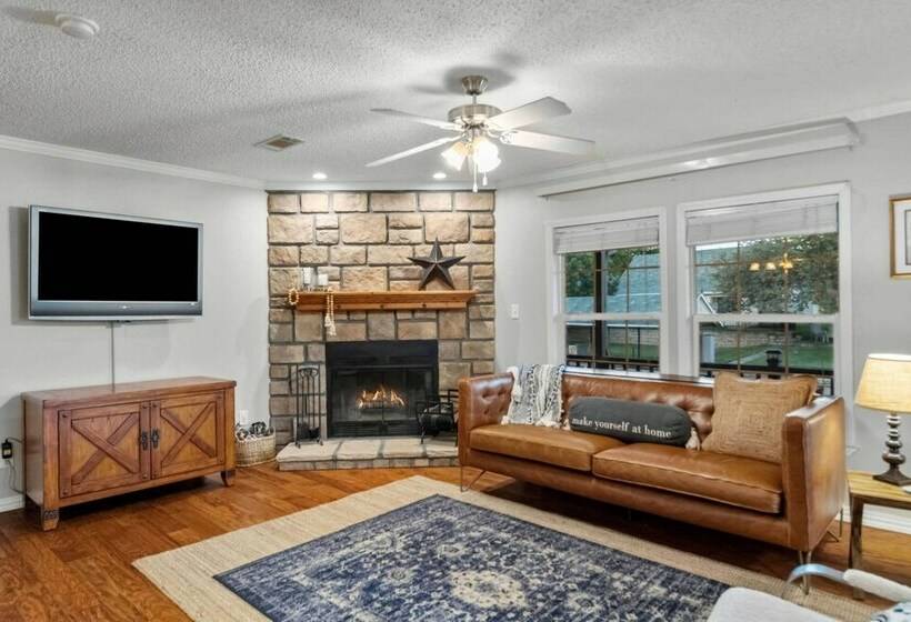 Lakefront Haven ~ 6 Mi To Historic Granbury Square