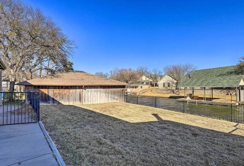 Lakefront Haven ~ 6 Mi To Historic Granbury Square