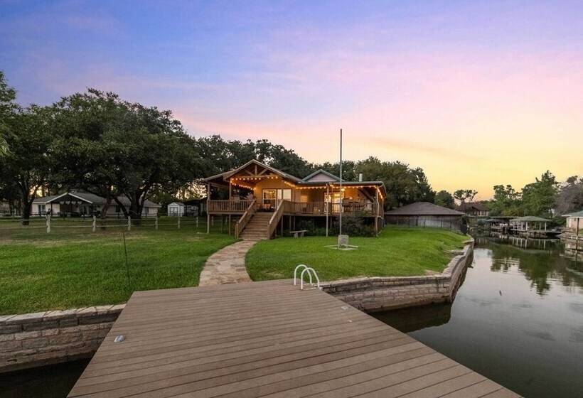 Lakefront Haven ~ 6 Mi To Historic Granbury Square