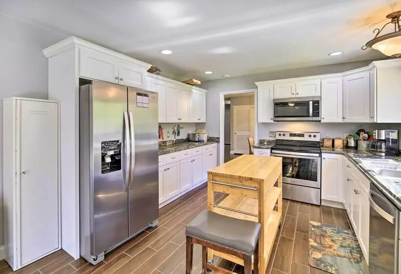 Lakefront Kingsport Home W/ Private Hot Tub!