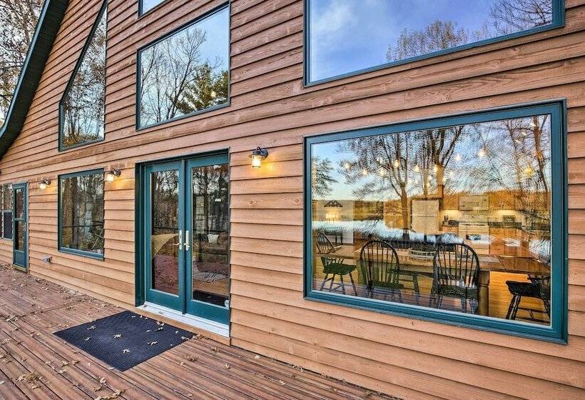 Lakeside Sarona Home: Private Dock & Fire Pit!