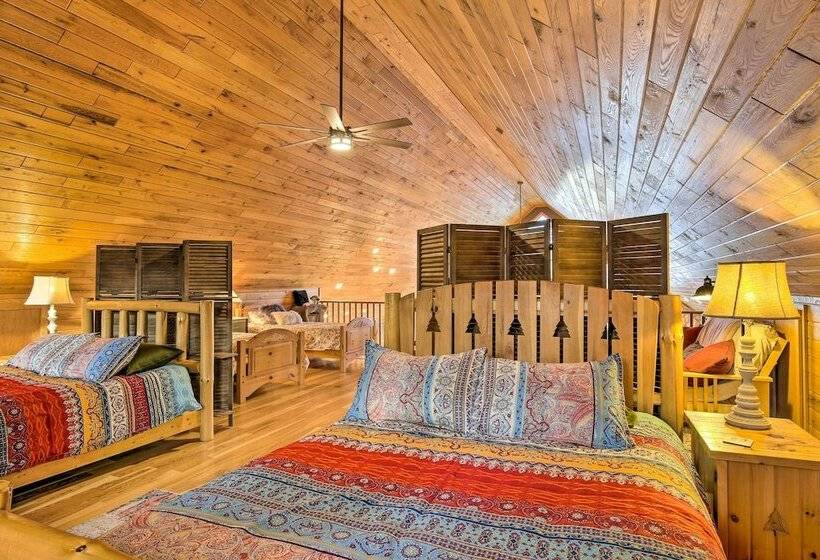 Lakeside Sarona Home: Private Dock & Fire Pit!