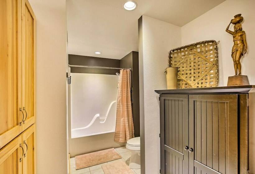 Lakeside Sarona Home: Private Dock & Fire Pit!